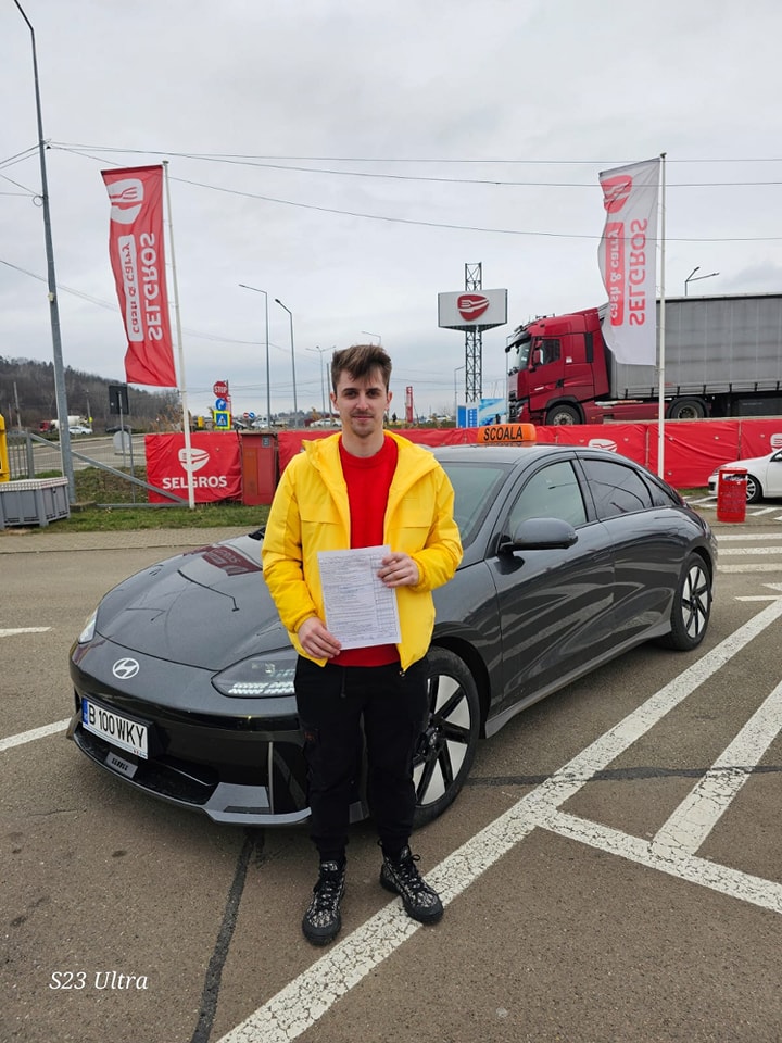 Baieti, absolvent AutoStar Drive în Martie 2024